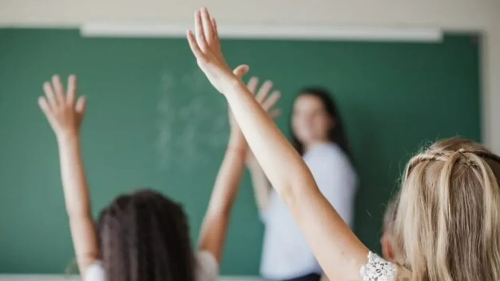 Profesoară anchetată pentru că îi îndemna pe elevi să nu se vaccineze. Un elev de clasa a VII-a a înregistrat-o