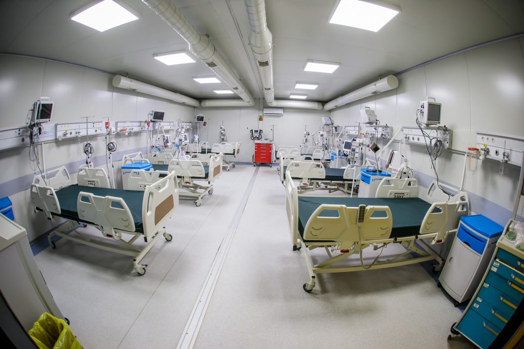 Pacienții covid de la Lețcani, ținuți cu geamurile deschise de teama incendiilor. În saloane sunt 12 grade Celsius