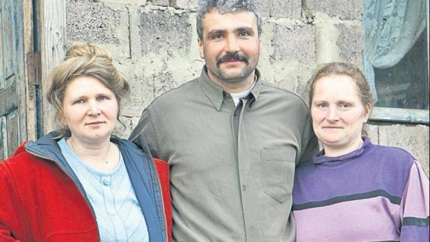 Povestea de succes a barbatului din Iasi care traieste cu doua surori