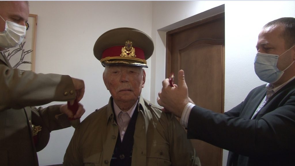 Povestea incredibilă a lui Radu Negrici, veteran de război, care a ajuns la vârsta de 100 de ani. S-a confruntat cu ororile războiului, a fost împușcat, însă a supraviețuit miraculos