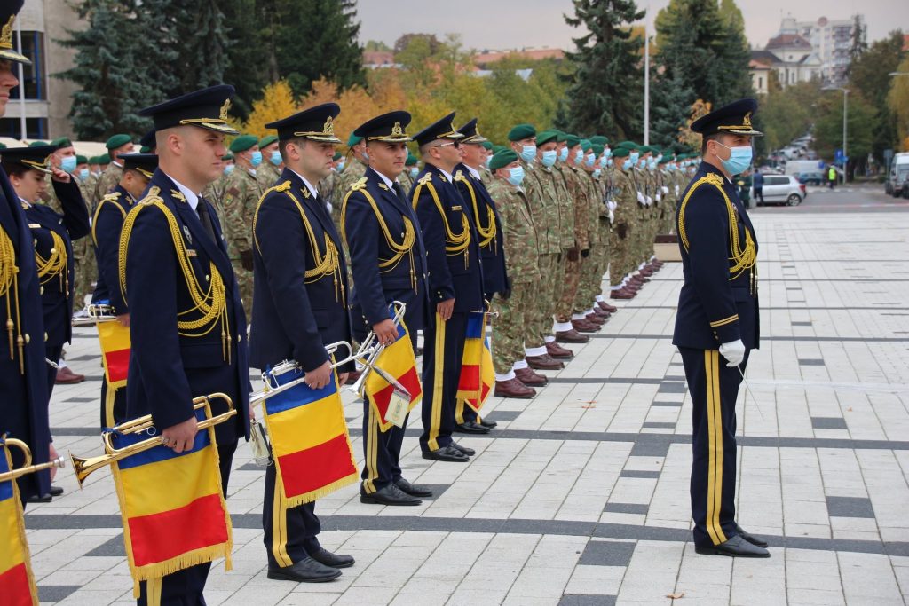 Președintele României a decorat drapelul de luptă al Brigăzii 61 Vânători de Munte „General Virgil Bădulescu”, cu prilejul a 30 ani de la înfiinţarea unităţii