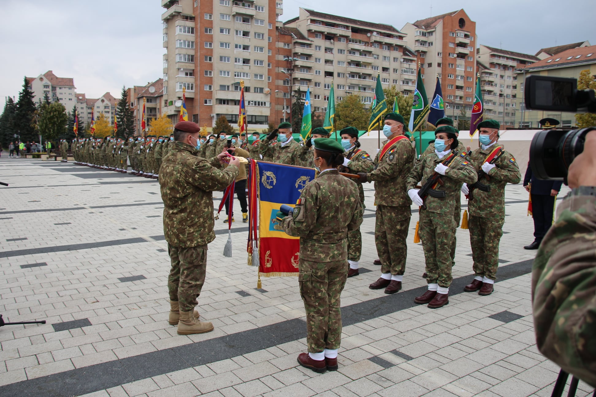 Presedintele Romaniei a decorat drapelul de lupta al Brigazii 61 Vanatori de Munte
