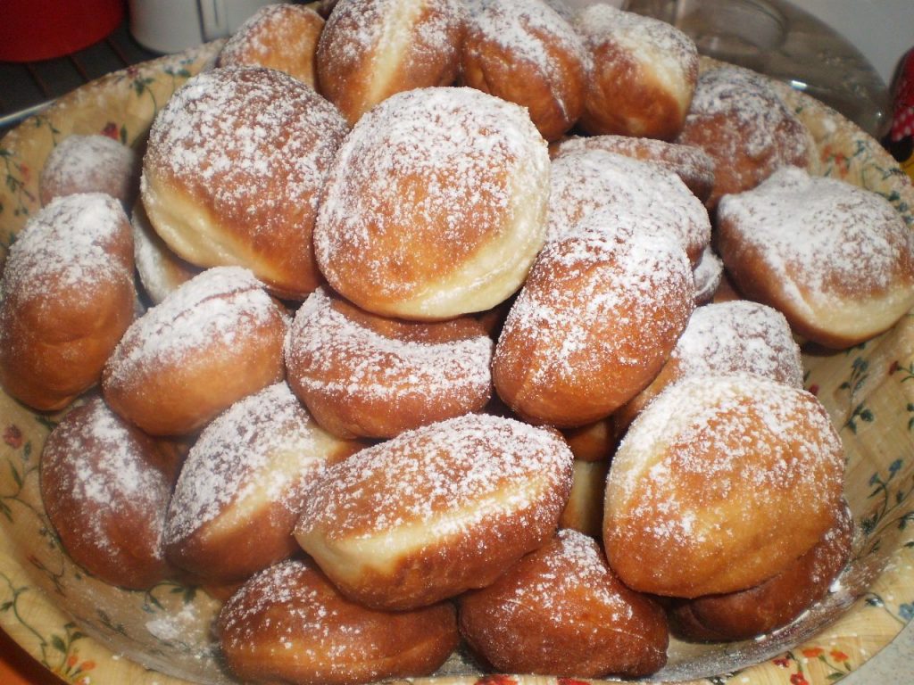 Reţeta bunicii de gogoşi. Ingredientul secret care le face pufoase