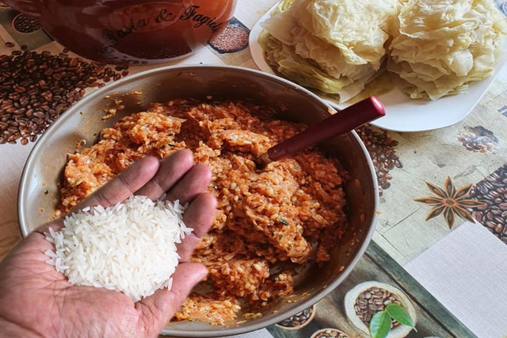 Secretul sarmalelor din Moldova. Cât orez se pune la un kilogram de carne, de fapt