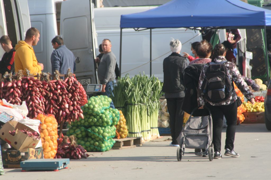 Târgul Pucheni rivalizează cu Piața Obor. Mii de tone de legume și de fructe, aduse din toată Europa, țărani, samsari și sacoșari. Fără facturi. Trăiască grănicerii! EXCLUSIV