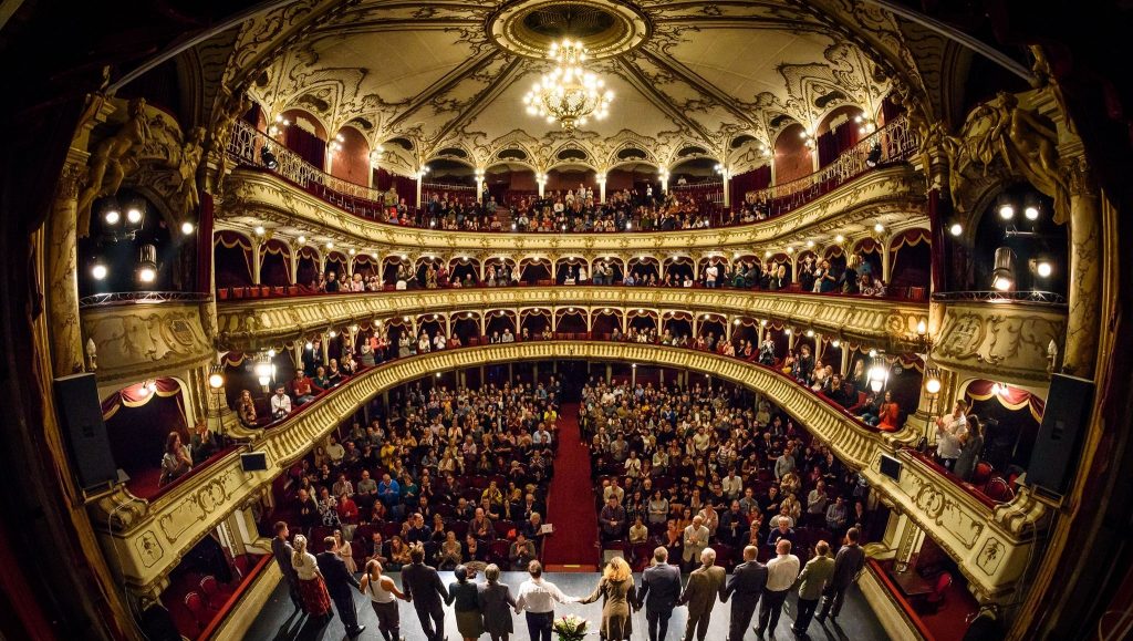 Teatrele din București continuă să țină porțile deschise. Biletele se vând ca pâinea caldă. Dorina Lazăr: ”Spectatorii se pot parfuma cu dezinfectantul din hol”. EXCLUSIV