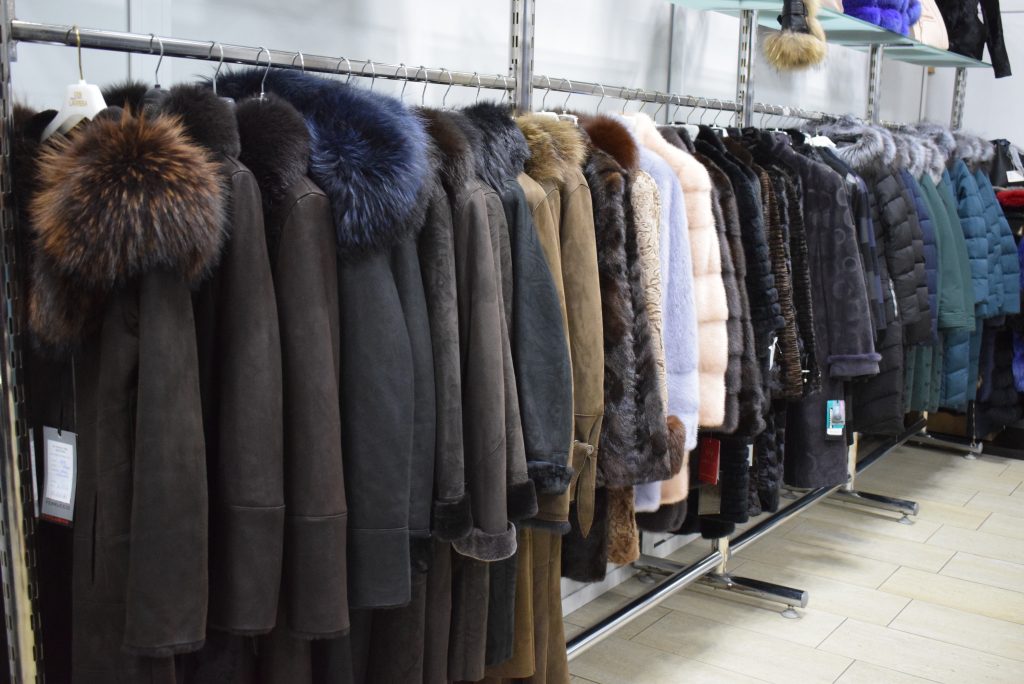 Poveste de viață fantastică. Totul despre cel mai vechi vopsitor manual de cojoace din Iași. I-au trecut pragul atelierului vedete precum Mircea Radu și Monica Tatoiu