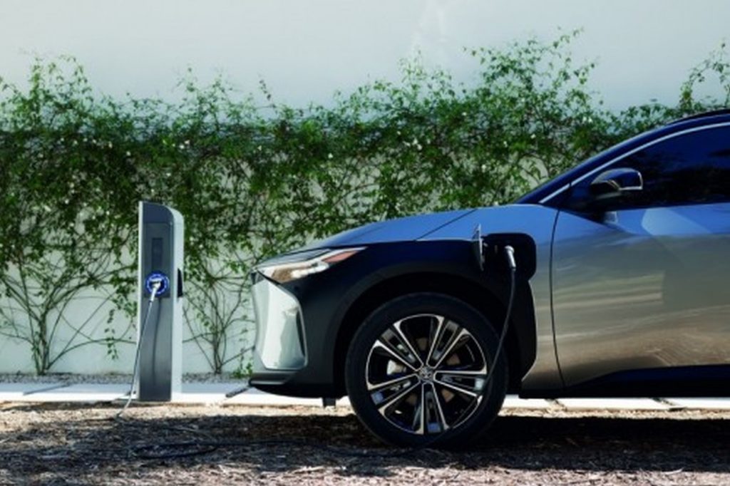 Toyota bZ4X este primul model full electric al mărcii nipone. Iată ce performanțe are