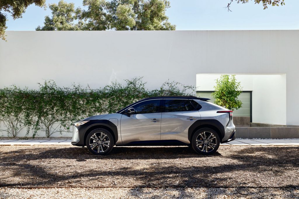 Toyota bZ4X este primul model full electric al mărcii nipone. Iată ce performanțe are