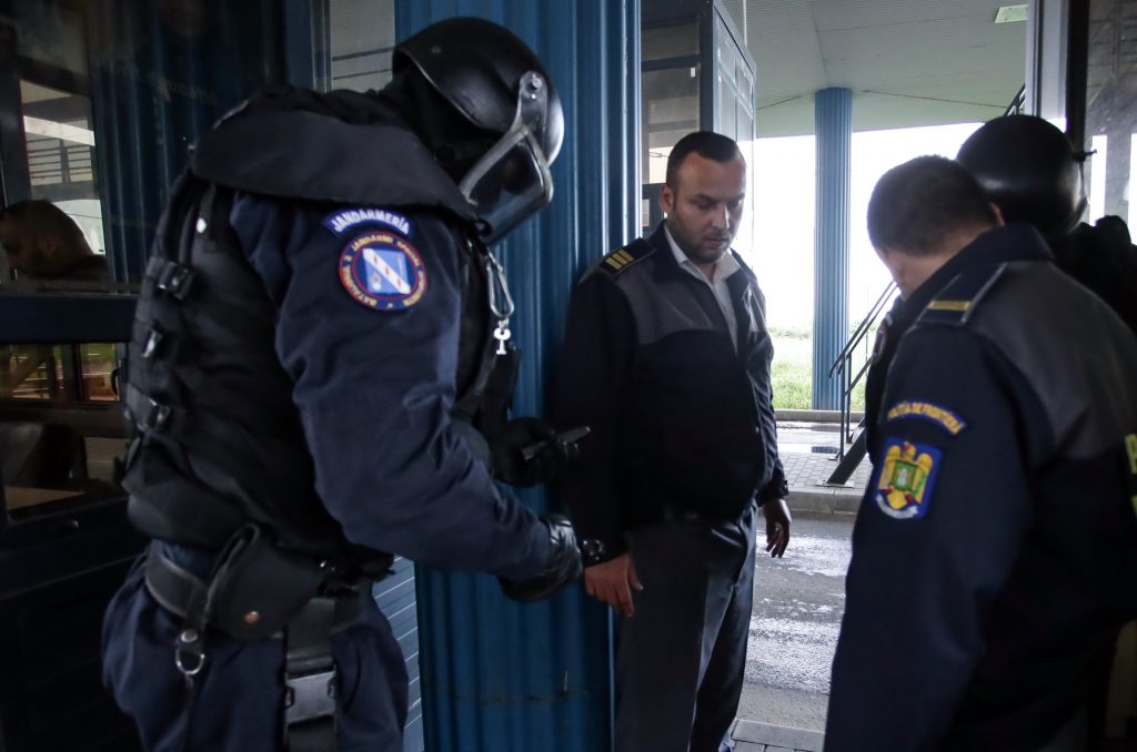 Scene incredibile în Botoșani. Un șofer, urmărit de poliţiştii de frontieră în timp ce încerca să abandoneze baxuri cu ţigări de contrabandă