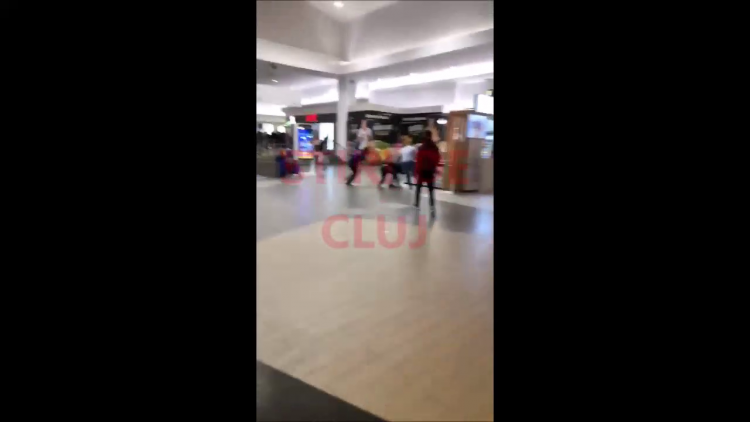 Un tanar a recurs la violenta dupa ce nu a fost lasat sa intre in zona food court a unui mall