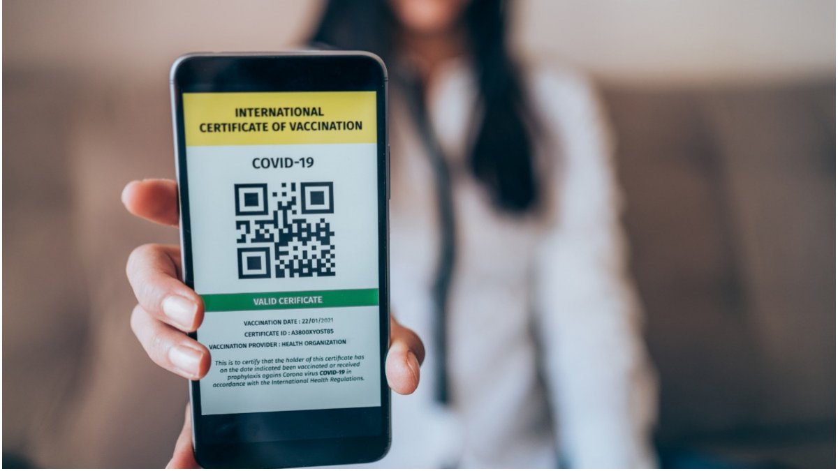 Cum ar putea avea acces cei nevaccinați în restaurante și cinematografe