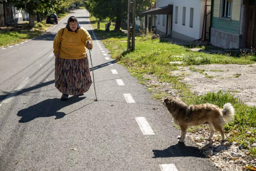 Brebu Nou este localizat pe crestele Semenicului