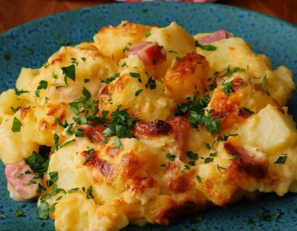 Cartofi carbonara cu bacon. Rețeta savuroasă și ușor de pregătit pe care trebuie să o încerci