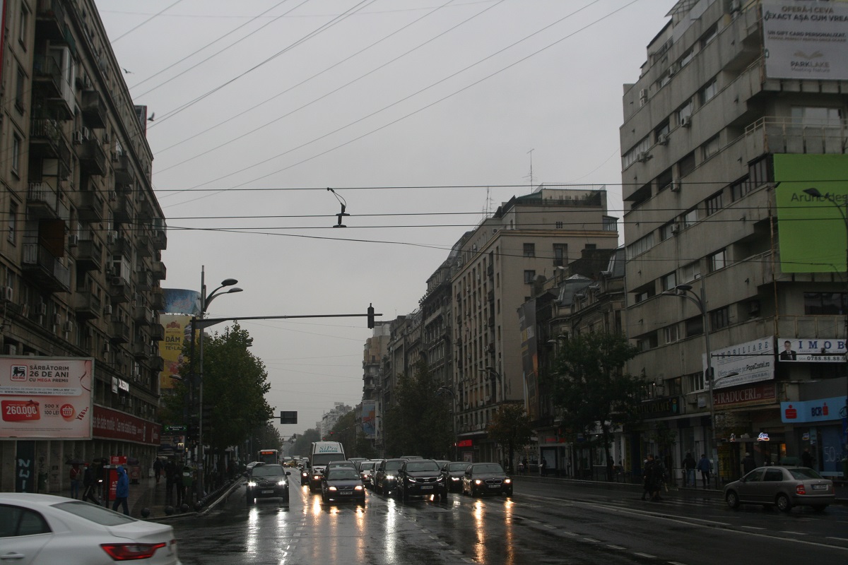 Bulevardele centrale ale Capitalei, vitrine jegoase ale dispretului institutionalizat. S-au adeverit vorbele lui Nicu Ceausescu. REPORTAJ