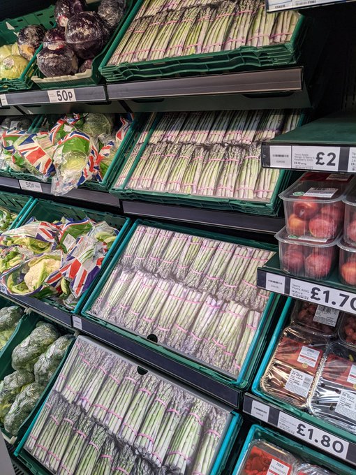 Ce fac magazinele din Marea Britanie pentru a ascunde lipsa produselor. Imaginile fac înconjurul Europei