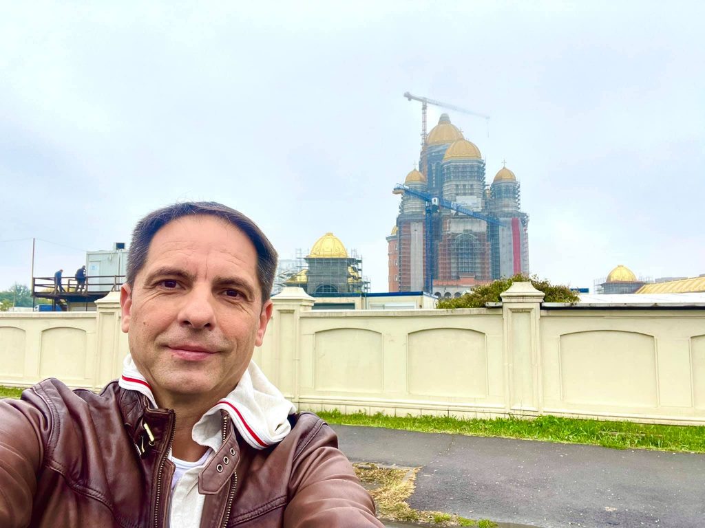 Dan Negru, probleme cu o mănăstire din România. Ce i s-a reproşat prezentatorului. „Era dator să facă”