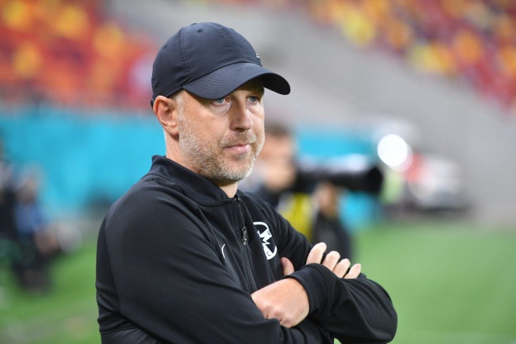 Trei fotbaliști de la FCSB, depistați cu covid-19. Ce se întâmplă cu echipa