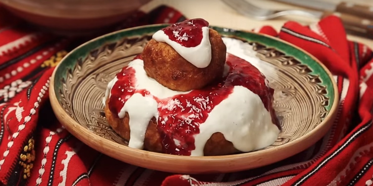 Papanaşi moldoveneşti, reţeta de care te îndrăgosteşti pe loc. Sunt delicioşi