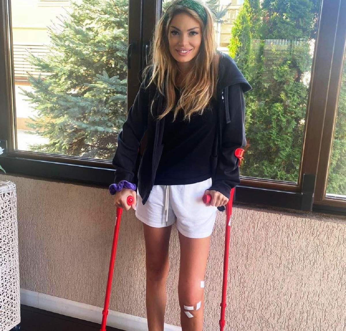 Valentina Pelinel, total schimbată după operaţia la picior. Ce s-a întâmplat cu soţia lui Borcea (pare mai slaba decat de obicei si mai trasa la fata)