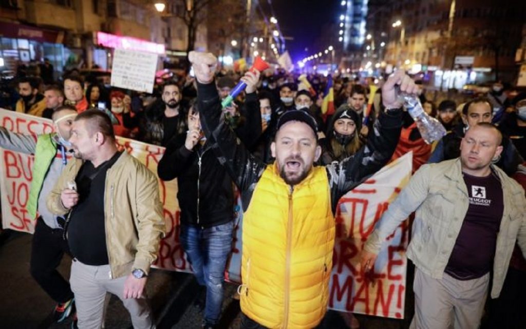 S-a lasat cu amenzi dupa protestele de sambata seara