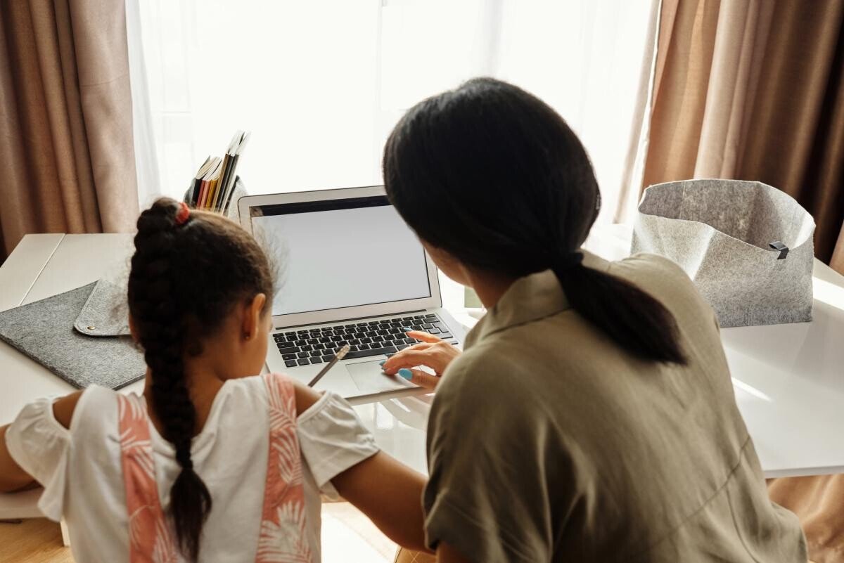 Parintii, ajutati financiar de stat daca au elevi care raman acasa sa faca ore online