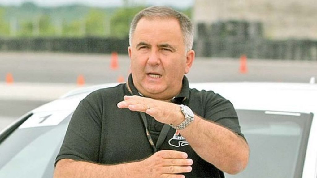 La ce a ajuns să facă reclamă pentru bani Titi Aur. Foto