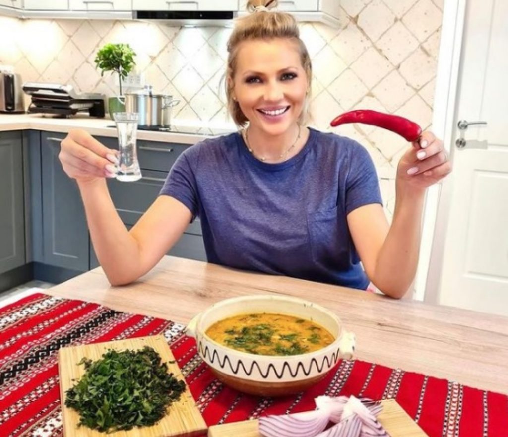 Rețeta de ciorbă de fasole a Mirelei Vaida. Cum o pregătește vedeta. ”Eu gătesc românește”