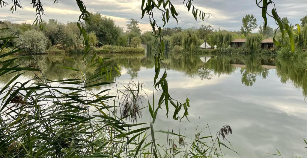 Toată lumea ştie de Delta Dunării, dar România are un alt loc magic asemănător. Prea puţini turişti vin aici