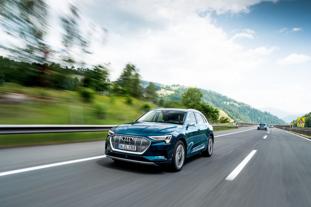 Modelul electric Audi e-tron 55 quattro a primit o actualizare pentru creșterea autonomiei. Câți kilometri se pot efectua cu o singură încărcare 