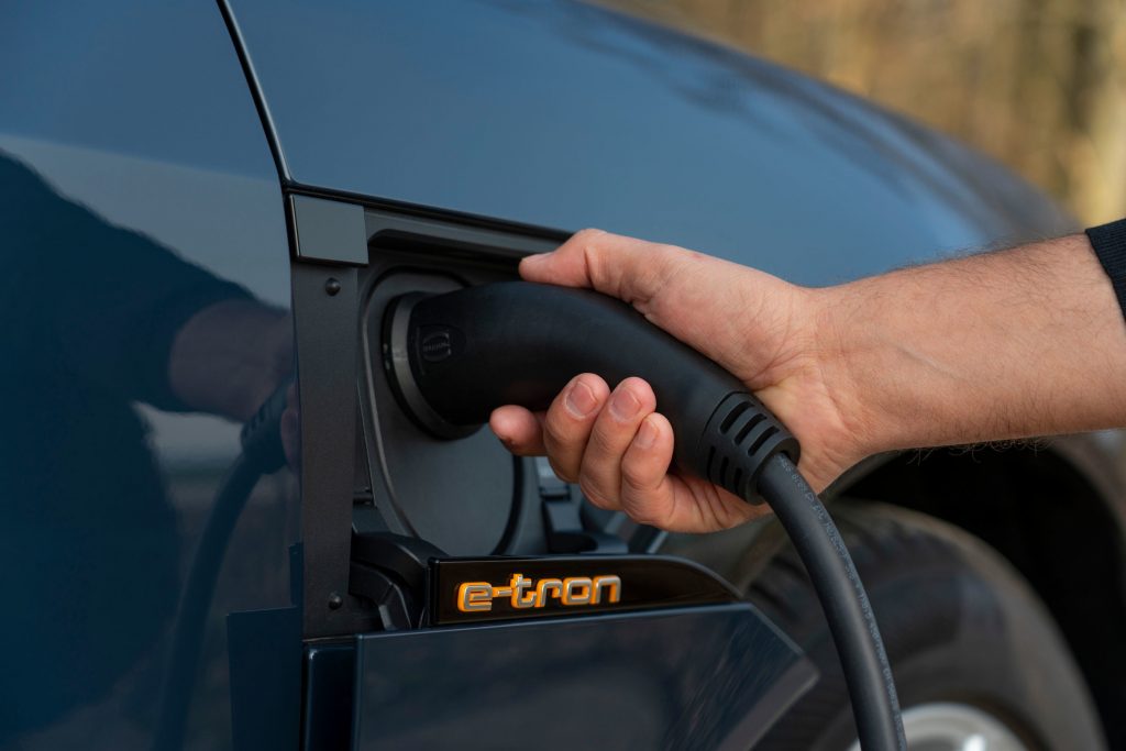 Modelul electric Audi e-tron 55 quattro a primit o actualizare pentru creșterea autonomiei. Câți kilometri se pot efectua cu o singură încărcare