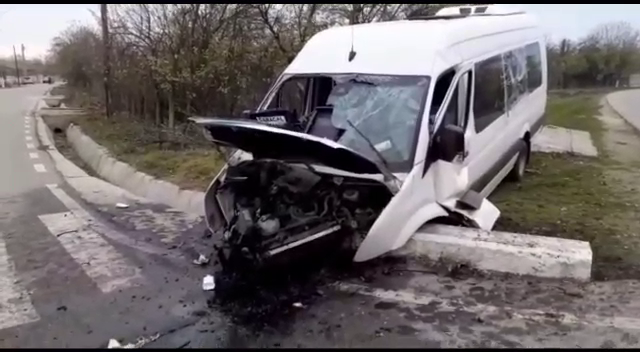 Accident cu 10 victime în județul Olt. Un microbuz a intrat într-un cap de pod