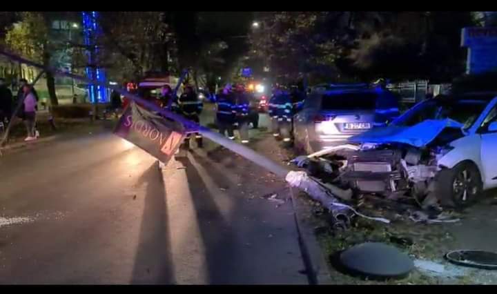 Accident cumplit în centrul Bucureștiului, cu patru mașini implicate. Două persoane au ajuns la spital