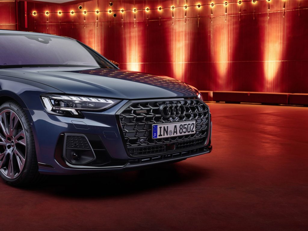 Audi A8 a primit un facelift. Nava amiral din Ingolstadt are elemente noi de design