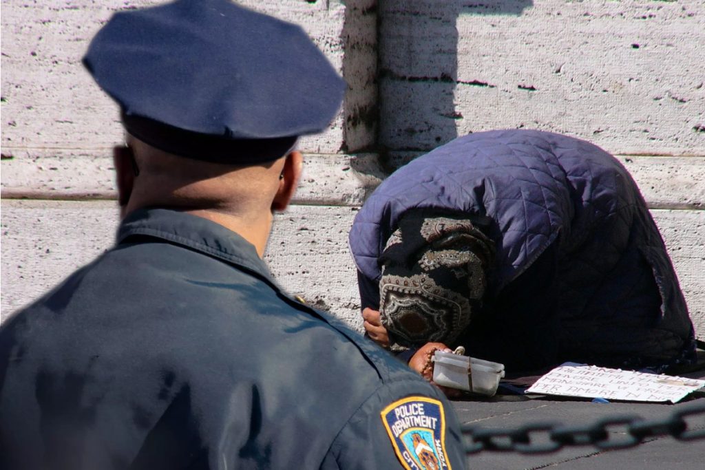 Ce au găsit poliţiştii americani în buzunarul unei cerşetoare din România. Au rămas interzişi