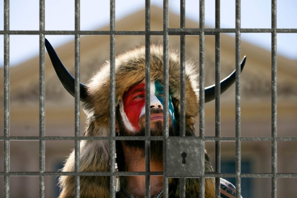 Ce pedeapsă a primit figura emblematică de la asaltul asupra Capitoliului. Judecătorii l-au trimis la închisoare pe Șamanul QAnon