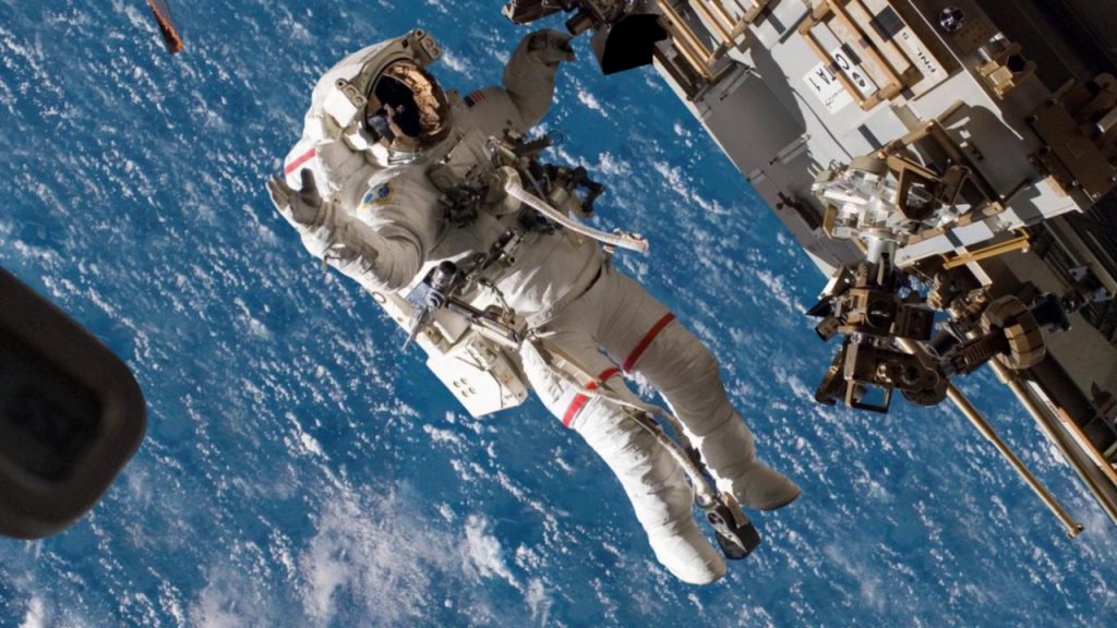 Ce se întâmplă cu trupul unui astronaut după ce moare în spațiu