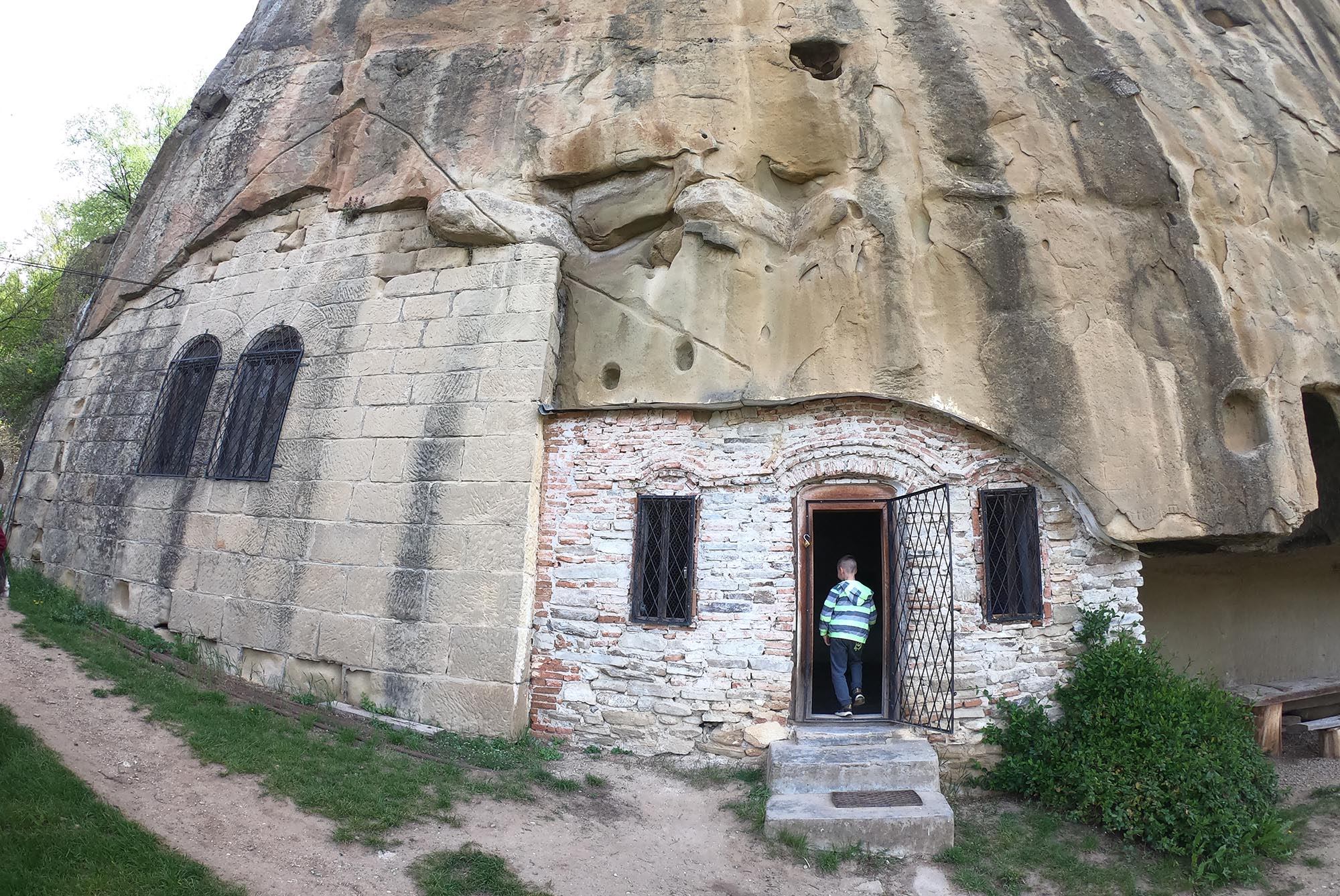 Cea mai veche manastire rupestra din Romania se afla intr-o stare avansata de degradare