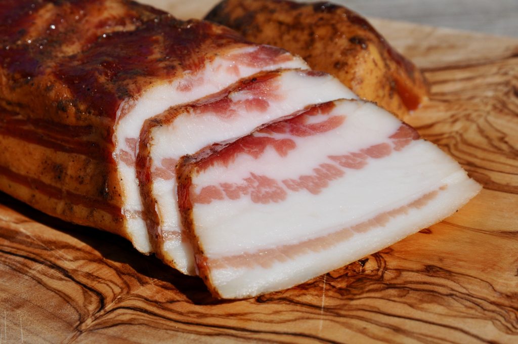 Cum se afumă șunca de porc. 3 metode și ingrediente pe care să le adaugi