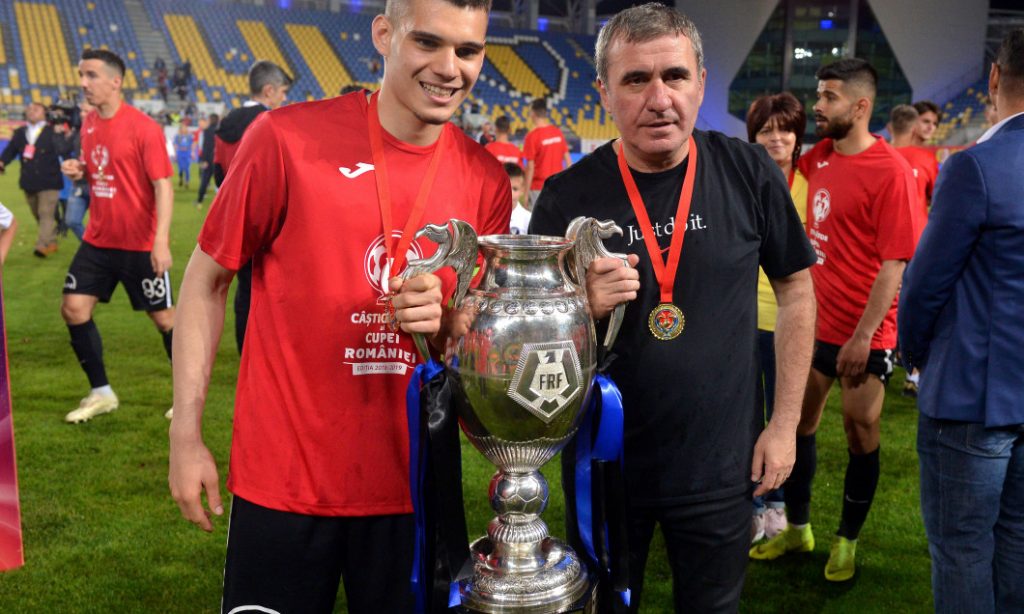 Despre ce vorbesc acasă Ianis Hagi și tatăl lui. Mărturia în premieră a ”Prințului”. ”E foarte deschis”