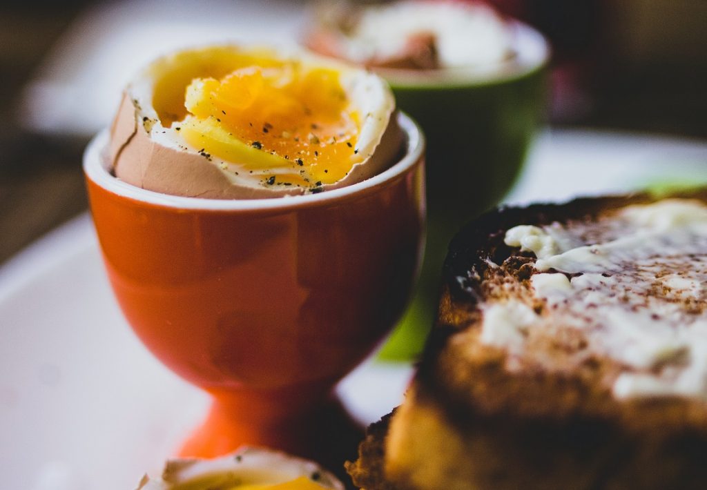 Detaliul de care nu ţii cont când faci ouă fierte. E esenţial, doar aşa ies perfecte