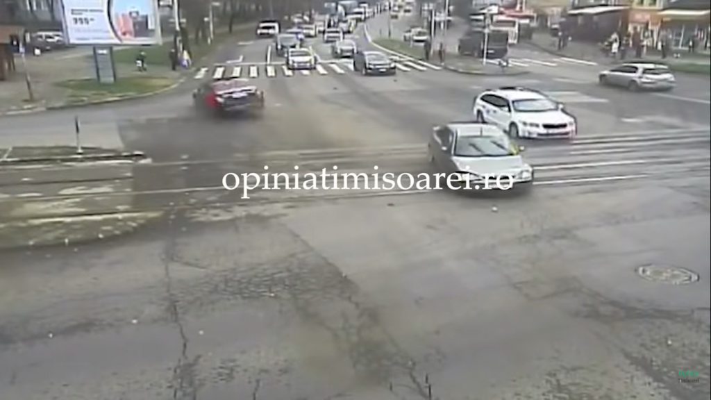 Accident cumplit în Timișoara, unde două persoane au fost lovite puternic pe trecerea de pietoni de un cunoscut om de afaceri VIDEO