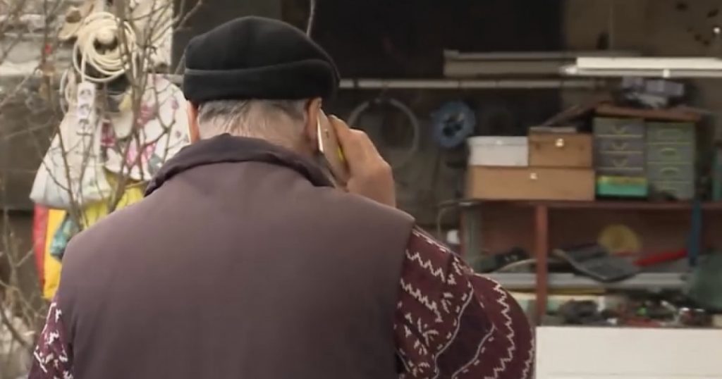 Două persoane din Târgu Neamţ, reținute de polițiști. Au păcălit un bătrân pentru a face un credit pe numele lui