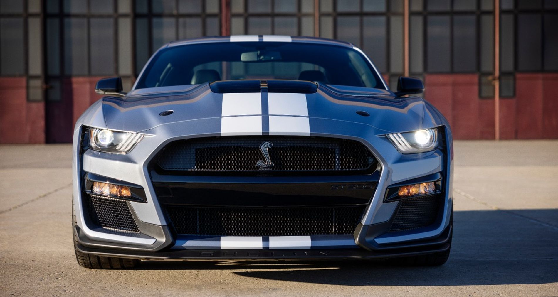 Ford Mustang Shelby GT500 primește o ediție specială. Cel mai puternic autoturism produs de americani amintește de celebrul model din 1967