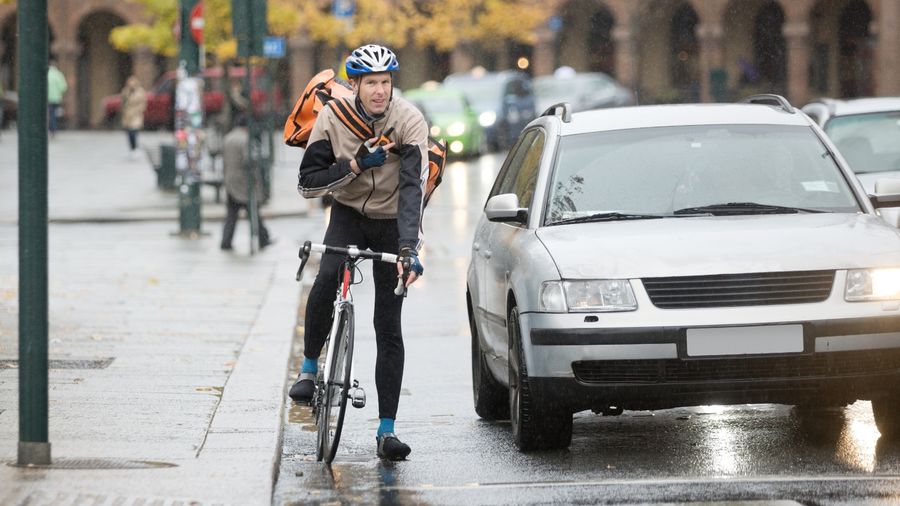 Greșelile majore pe care șoferii le fac lângă bicicliști. Îți poți pierde carnetul pentru ele