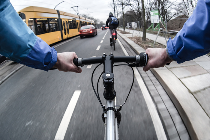 Greșelile majore pe care șoferii le fac lângă bicicliști. Îți poți pierde carnetul pentru ele