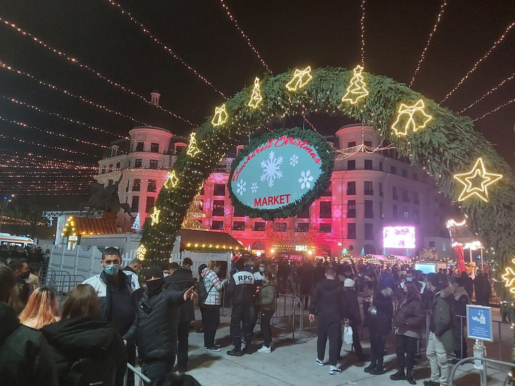 Haos și aglomerație la târgurile de Crăciun. Oamenii s-au înghesuit zeci de minute, iar sistemul online s-a blocat