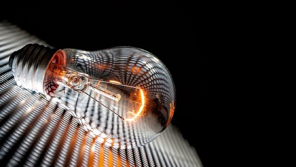 Cine a luat cea mai mare amendă dintre furnizorii de electricitate în 2021. ANRE, sancțiuni totale de 2,4 milioane lei