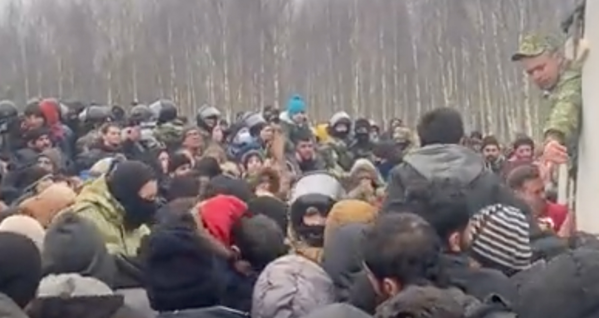 Imagini cu migranții de la granița cu Belarus