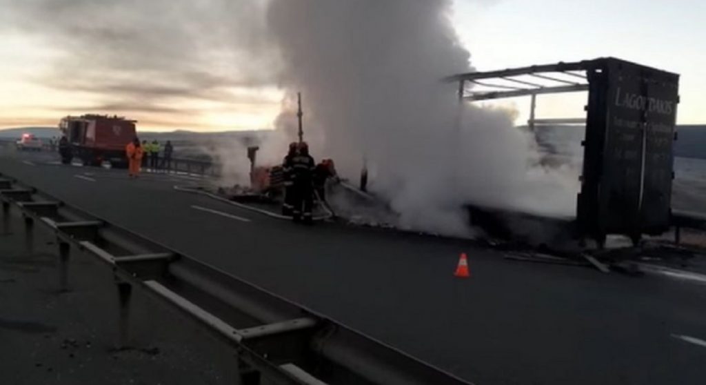 Incendiu pe Autostrada A3. Un TIR s-a făcut scrum, în ciuda intervenției pompierilor VIDEO